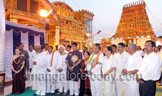 Sonia gandhi at Kudroli Temple
